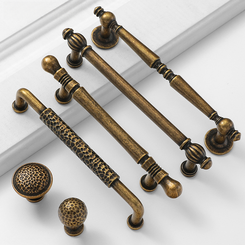 Unique Furniture Hardware - Antyczny uchwyt meblowy z miedzi w