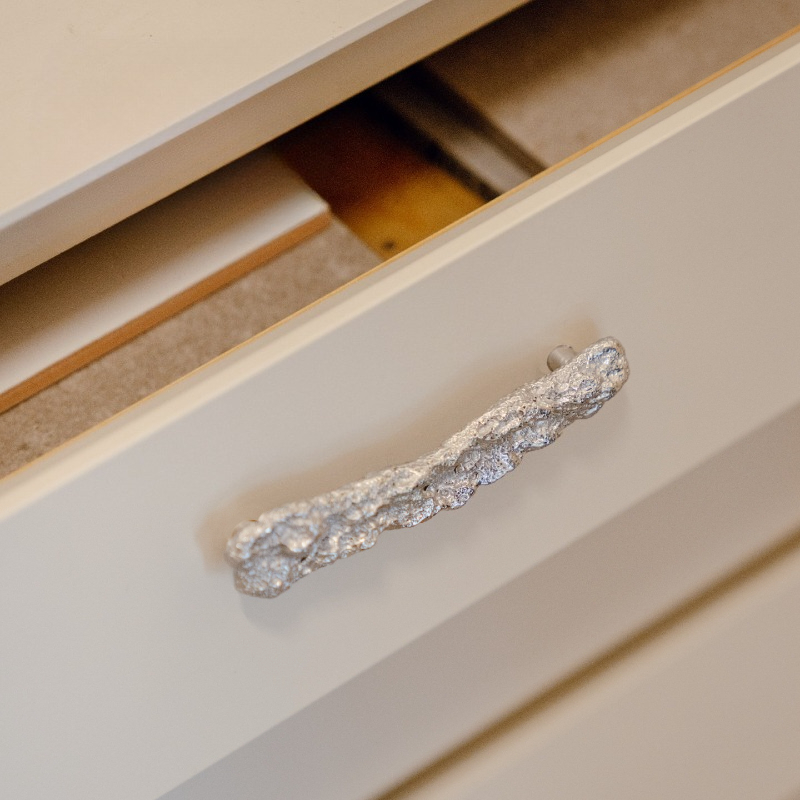 Mosiężne i aluminiowe okucia d – Unique Furniture Hardware recenzja i cena
